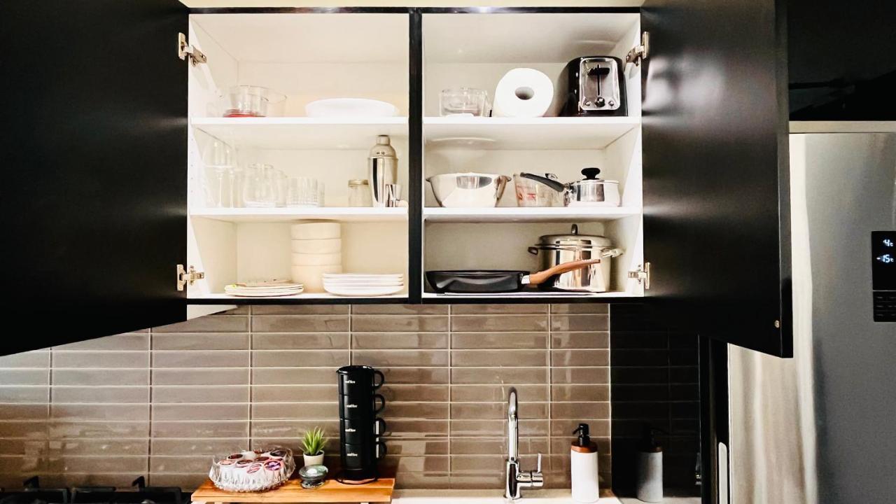 Luxury Downtown Sunset Getaway - Your Home Away From Home - Fully Stocked Kitchen, Gym, Balcony, Free Parking YYC Kültér fotó