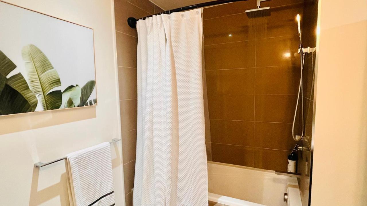 Luxury Downtown Sunset Getaway - Your Home Away From Home - Fully Stocked Kitchen, Gym, Balcony, Free Parking YYC Kültér fotó