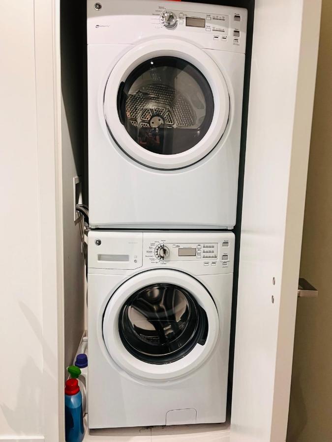 Luxury Downtown Sunset Getaway - Your Home Away From Home - Fully Stocked Kitchen, Gym, Balcony, Free Parking YYC Kültér fotó
