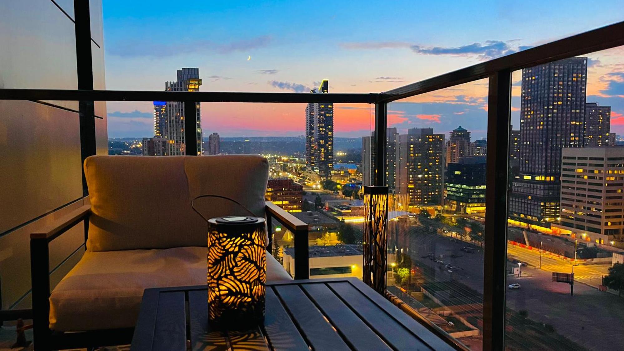 Luxury Downtown Sunset Getaway - Your Home Away From Home - Fully Stocked Kitchen, Gym, Balcony, Free Parking YYC Kültér fotó