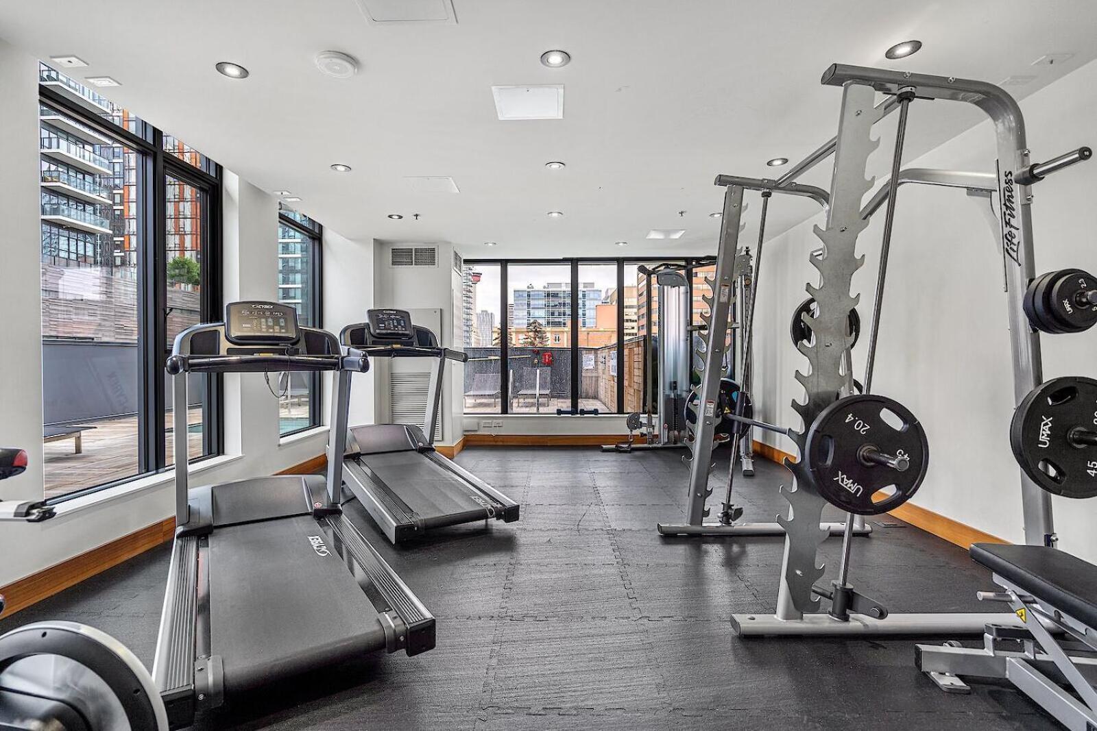 Luxury Downtown Sunset Getaway - Your Home Away From Home - Fully Stocked Kitchen, Gym, Balcony, Free Parking YYC Kültér fotó
